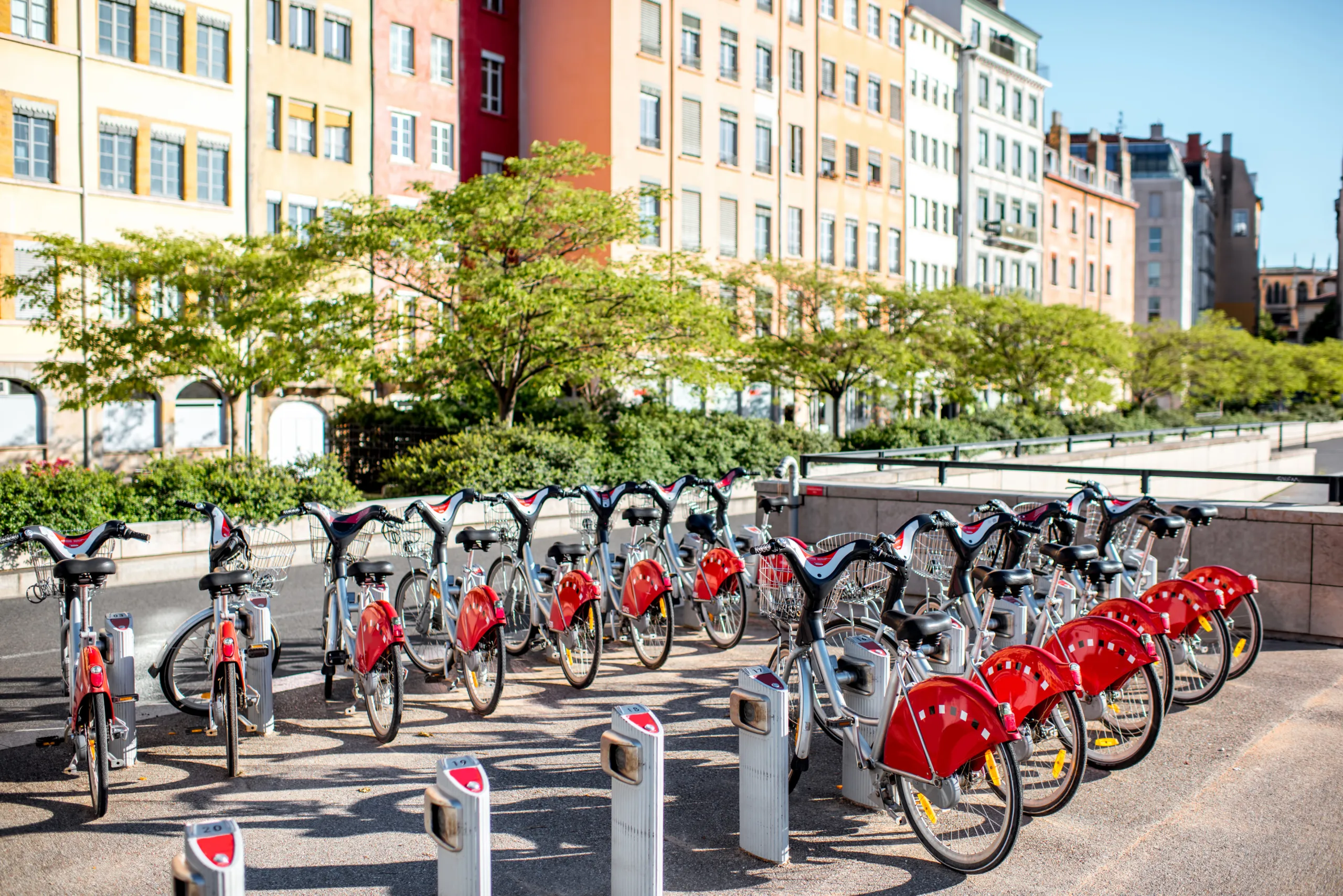 Vue d'une rue avec un parking à vélos dans la vieille ville de Lyon en France