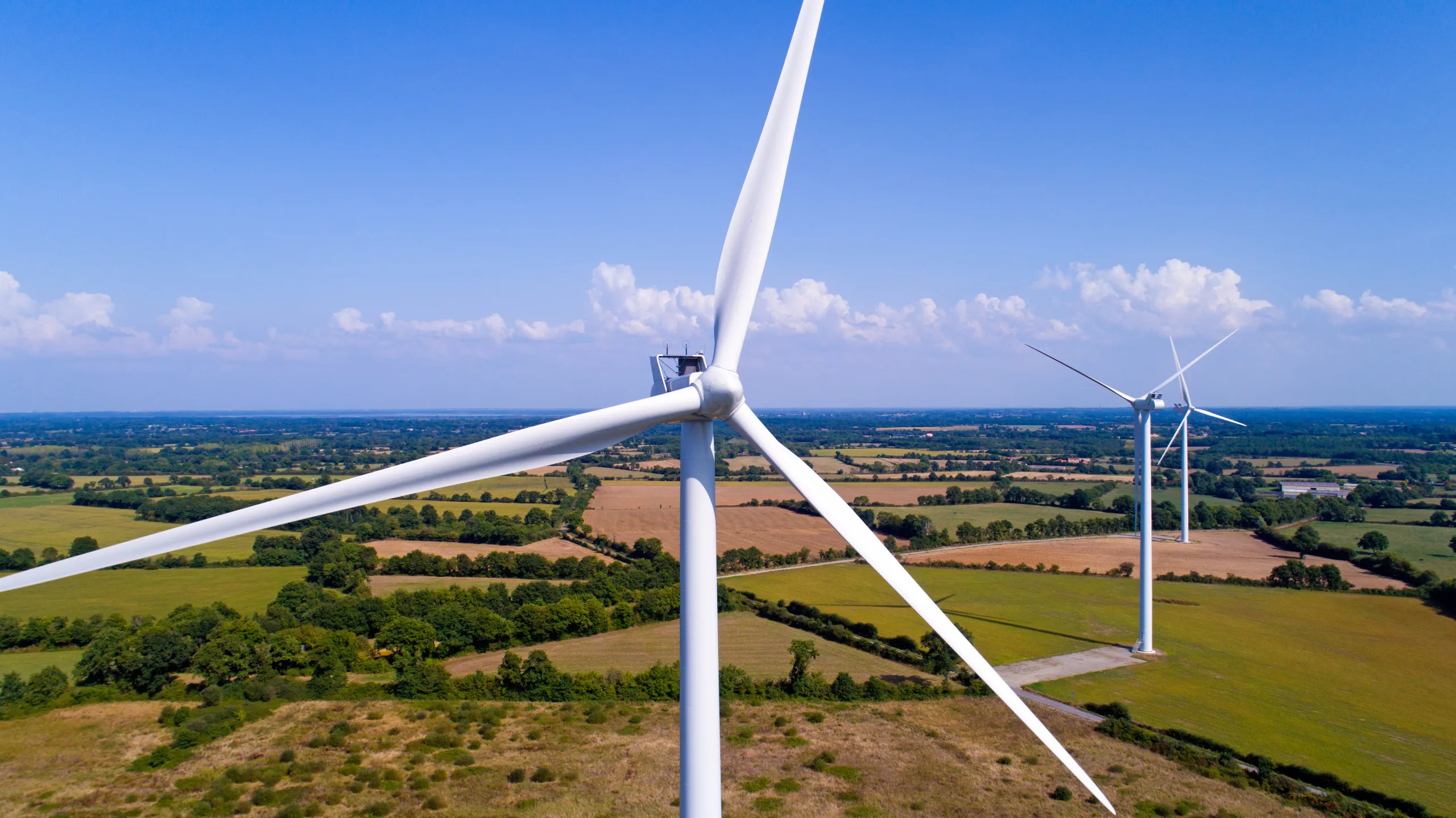 Paysage rural avec éoliennes