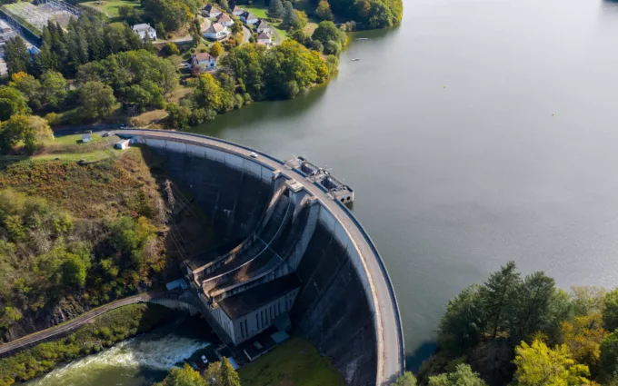 Vue aérienne du barrage de Saint-Etienne-Cantales