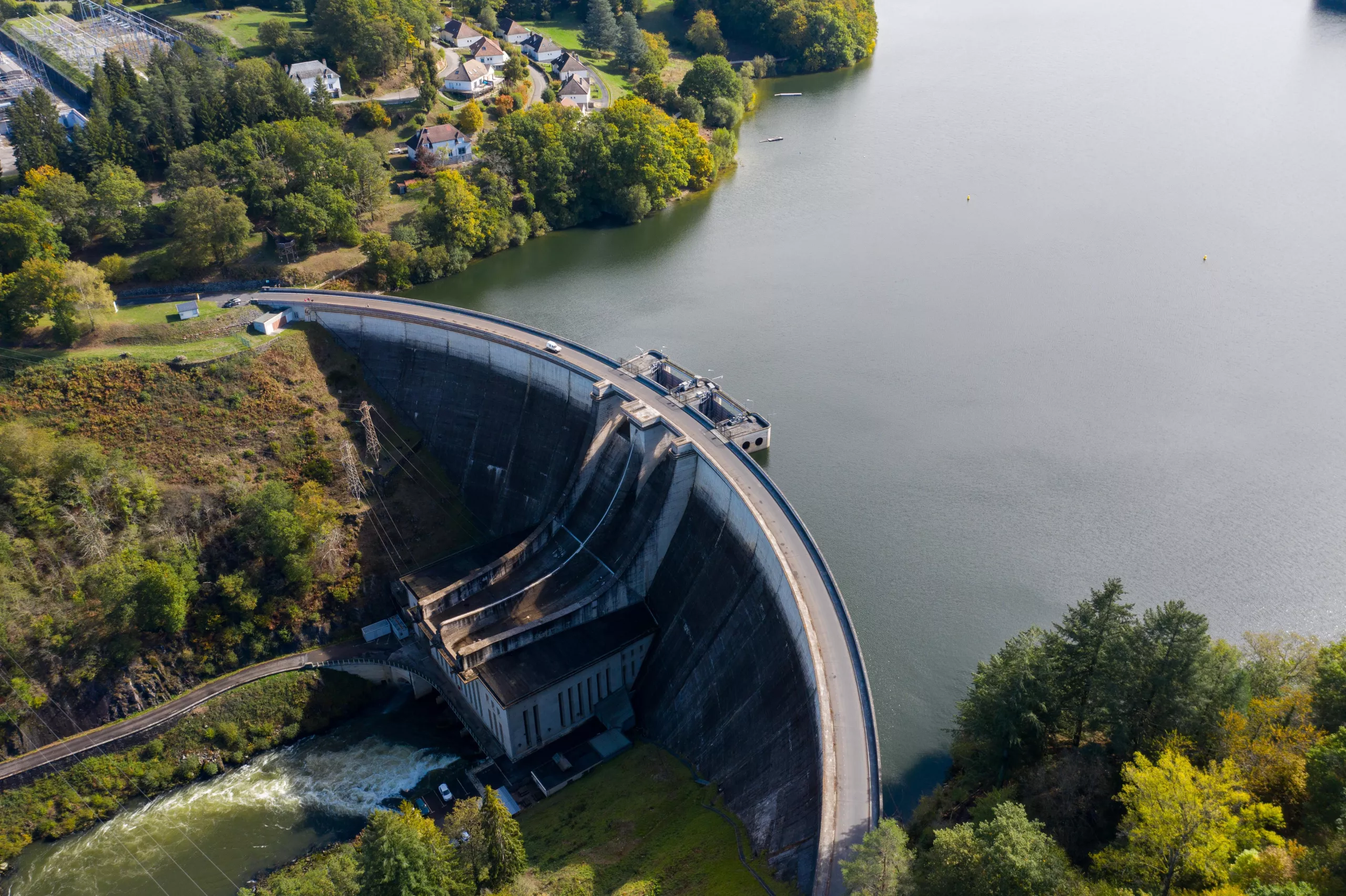 Vue aérienne du barrage de Saint-Etienne-Cantales