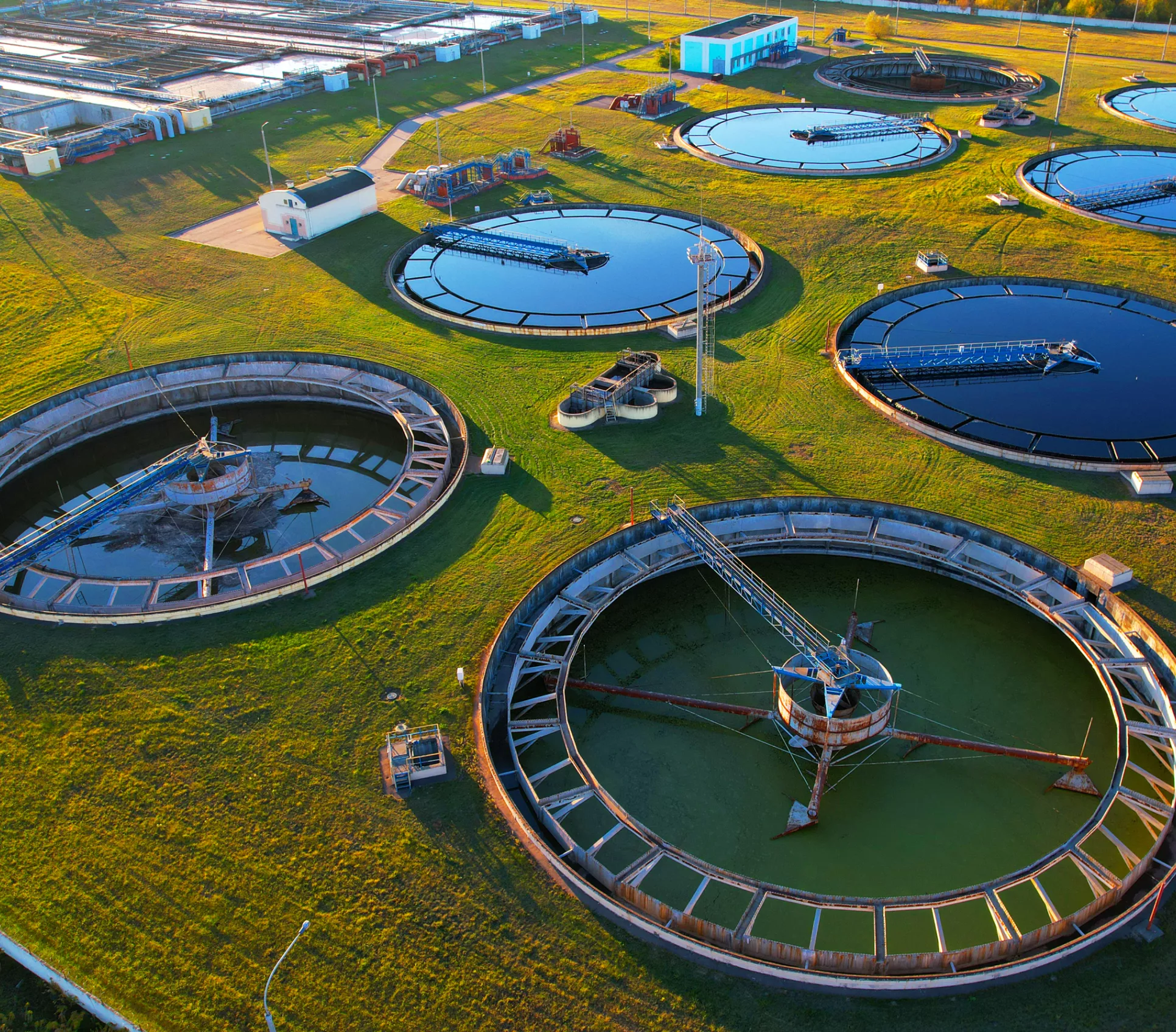 Vue aérienne d'une usine de traitement des eaux usées